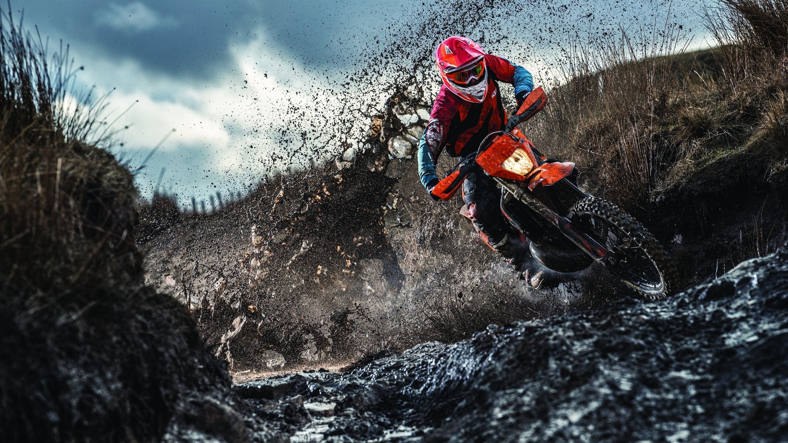 “逆境突围：极端天气下的英雄时刻”，逆境中突围